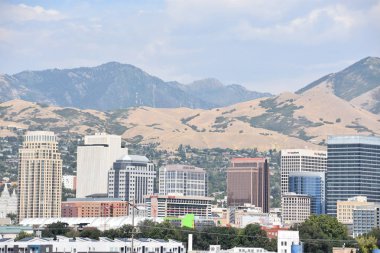 Salt Lake City, Ut - Ağustos 30: Görünüm, Salt Lake City Utah, 30 Ağustos 2017 üzerinde görüldüğü gibi. Şehrin büyük Tuz Gölü batmaz sularına ve karla kaplı tepeler Wasatch aralığının tarafından çevrilidir.