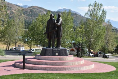 30 Ağustos 2017 'de Utah, Salt Lake City' de bulunan This Is The Place Heritage Park 'taki Gözler Batıya dönük Anıt.