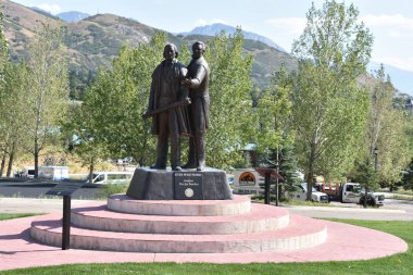 30 Ağustos 2017 'de Utah, Salt Lake City' de bulunan This Is The Place Heritage Park 'taki Gözler Batıya dönük Anıt.