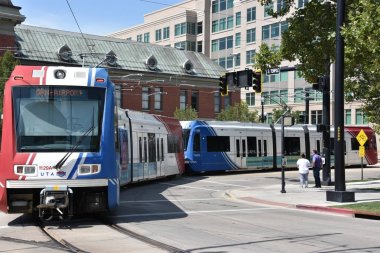 Salt Lake City, Ut - Ağustos 30: Trax, Utah taşıma yetkilisinin hafif raylı sistemi, Downtown Salt Lake City, 30 Ağustos 2017 üzerinde görüldüğü gibi.