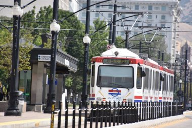 Salt Lake City, Ut - Ağustos 30: Trax, Utah taşıma yetkilisinin hafif raylı sistemi, Downtown Salt Lake City, 30 Ağustos 2017 üzerinde görüldüğü gibi.