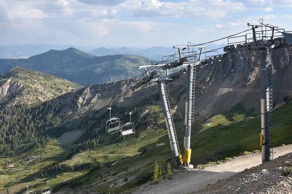 Sandy Aug 2017年8月29日在美国犹他州桑迪的雪鸟度假村从空中缆车观看 在到达山顶的10分钟旅程中 它可以带乘客沿着一条1 6英里长的电缆滑行 直达2900英尺 — 图库照片