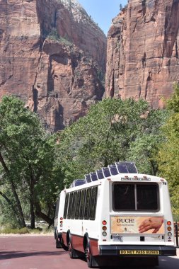 Zion, Ut - Ekim 2: Servisi, Zion National Park Utah, Eylül 2'de, 2017 görüldüğü gibi. Genellikle Nisan'dan Ekim'e, doğal sürücü özel araçlar ile kapatılır ve ziyaretçi otobüslere binmek.