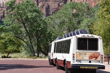 Zion, Ut - Ekim 2: Servisi, Zion National Park Utah, Eylül 2'de, 2017 görüldüğü gibi. Genellikle Nisan'dan Ekim'e, doğal sürücü özel araçlar ile kapatılır ve ziyaretçi otobüslere binmek.