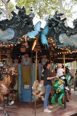 NEW YORK, NY - 7. SEP: 7 Eylül 2021 'de Manhattan, New York' taki Bryant Park 'ta görülen atlıkarınca.