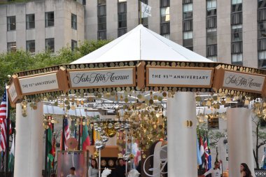 NEW YORK, NY - 7. SEP: Saks Fifth Avenue 95. Yıldönümü Atlıkarınca, 7 Eylül 2019 'da görüldüğü gibi.