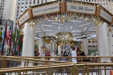 NEW YORK, NY - 7. SEP: Saks Fifth Avenue 95. Yıldönümü Atlıkarınca, 7 Eylül 2019 'da görüldüğü gibi.