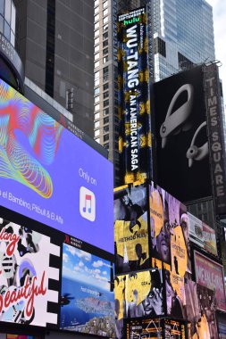 NEW YORK, New York - SEP 7: Times Meydanı, Broadway Tiyatroları ve animasyon LED tabelaları ile birlikte 7 Eylül 2019 'da Manhattan' da görüldü. New York ve Amerika Birleşik Devletleri 'nin bir sembolüdür..