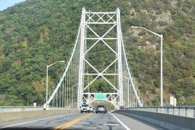 Fort MontGOMERY, New York 22 Eylül 2020 'de Fort Montgomery, New York' taki Mor Kalp Gazileri Anıtı Köprüsü olarak da bilinen Bear Dağı Köprüsü.