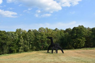 NEW WINDSOR, NY - 22 SEP: 22 Eylül 2019 'da New Windsor, New York' taki Storm King Sanat Merkezi 'nde Alexander Calder tarafından Siyah Bayrak. Bu belki de ABD 'deki en büyük modern açık hava heykel koleksiyonu..
