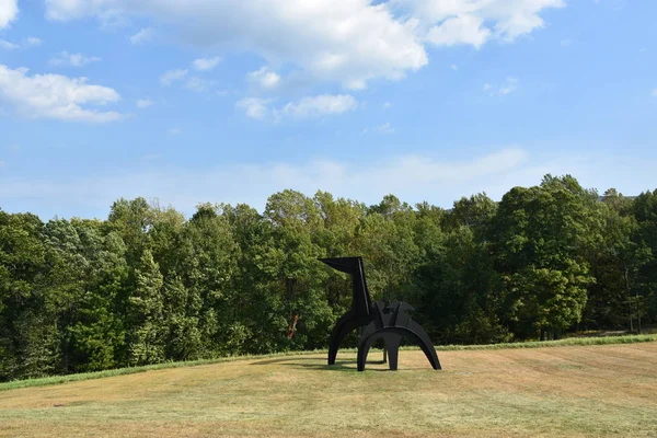 2019年9月22日 ニューヨーク州ニューウィンザーのストーム キング アート センターで アレクサンダー カルダーによるブラック フラッグが開催されました おそらくアメリカ最大の現代的な野外彫刻のコレクション — ストック写真