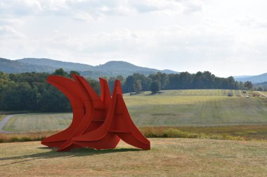 NEW WINDSOR, New York - 22 Eylül 2019 'da New Windsor, New York' taki Storm King Sanat Merkezi 'nde Alexander Calder' ın beş kılıcı. Bu belki de ABD 'deki en büyük modern açık hava heykel koleksiyonu..