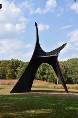 NEW WINDSOR, New York, New Windsor 'daki Storm King Sanat Merkezi' nde 22 Eylül 2019 'da Alexander Calder' ın kemeri. Bu belki de ABD 'deki en büyük modern açık hava heykel koleksiyonu..