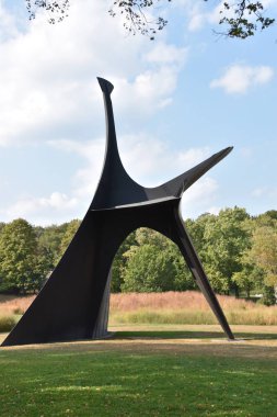 NEW WINDSOR, New York, New Windsor 'daki Storm King Sanat Merkezi' nde 22 Eylül 2019 'da Alexander Calder' ın kemeri. Bu belki de ABD 'deki en büyük modern açık hava heykel koleksiyonu..