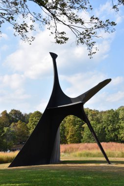 NEW WINDSOR, New York, New Windsor 'daki Storm King Sanat Merkezi' nde 22 Eylül 2019 'da Alexander Calder' ın kemeri. Bu belki de ABD 'deki en büyük modern açık hava heykel koleksiyonu..