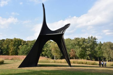 NEW WINDSOR, New York, New Windsor 'daki Storm King Sanat Merkezi' nde 22 Eylül 2019 'da Alexander Calder' ın kemeri. Bu belki de ABD 'deki en büyük modern açık hava heykel koleksiyonu..