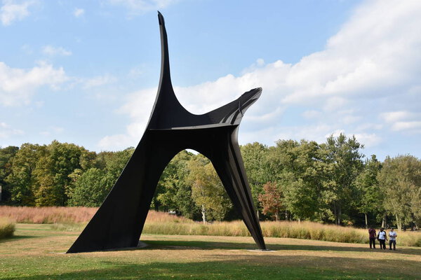 НЬЮ-ВИНДСОР, Нью-Йорк - 22 сентября 2019 года в Художественном центре Storm King в Нью-Виндзоре, штат Нью-Йорк, состоялась Арка Александра Колдера. Это, пожалуй, самая большая коллекция современных наружных скульптур в США.