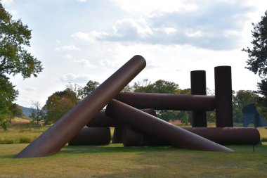 New Windsor, New York 'taki Storm King Sanat Merkezi' nde 22 Eylül 2019 'da Alexander Liberman tarafından Adonai. Bu belki de ABD 'deki en büyük modern açık hava heykel koleksiyonu..