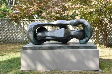 NEW WINDSOR, New York, New Windsor 'daki Storm King Sanat Merkezi' nde 22 Eylül 2019 'da Henry Moore' un uzanan bağlı formları. Bu belki de ABD 'deki en büyük modern açık hava heykel koleksiyonu..
