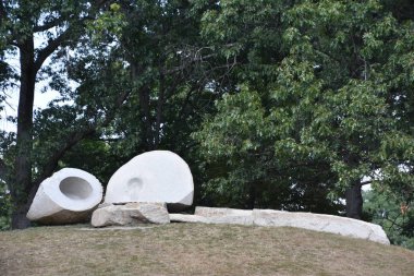 New Windsor, New York 'taki Storm King Sanat Merkezi' nde 22 Eylül 2019 'da Isamu Noguchi' den Momo Taro. Bu belki de ABD 'deki en büyük modern açık hava heykel koleksiyonu..