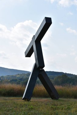 NEW WINDSOR, New York, New Windsor 'daki Storm King Sanat Merkezi' nde 22 Eylül 2019 'da Joel Shapiro tarafından isimsiz. Bu belki de ABD 'deki en büyük modern açık hava heykel koleksiyonu..