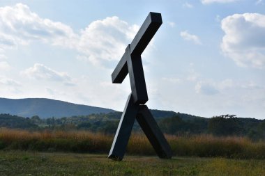 NEW WINDSOR, New York, New Windsor 'daki Storm King Sanat Merkezi' nde 22 Eylül 2019 'da Joel Shapiro tarafından isimsiz. Bu belki de ABD 'deki en büyük modern açık hava heykel koleksiyonu..