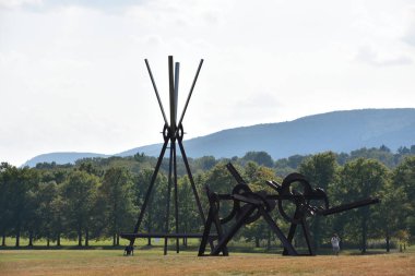 NEW WINDSOR, New York, New Windsor 'daki Storm King Sanat Merkezi' nde 22 Eylül 2019 'da Mark di Suvero tarafından yazıldı. Bu belki de ABD 'deki en büyük modern açık hava heykel koleksiyonu..