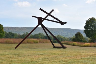 New Windsor, New York 'taki Storm King Sanat Merkezi' nde 22 Eylül 2019 'da Mark di Suvero' dan Mon Pere Mon Pere. Bu belki de ABD 'deki en büyük modern açık hava heykel koleksiyonu..