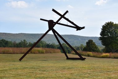 New Windsor, New York 'taki Storm King Sanat Merkezi' nde 22 Eylül 2019 'da Mark di Suvero' dan Mon Pere Mon Pere. Bu belki de ABD 'deki en büyük modern açık hava heykel koleksiyonu..