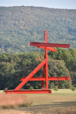 NEW WINDSOR, New York, New Windsor 'daki Storm King Sanat Merkezi' nde 22 Eylül 2019 'da Mark di Suvero' dan Mother Peace. Bu belki de ABD 'deki en büyük modern açık hava heykel koleksiyonu..