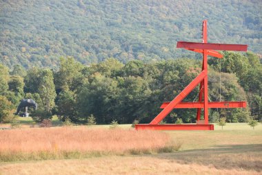 NEW WINDSOR, New York, New Windsor 'daki Storm King Sanat Merkezi' nde 22 Eylül 2019 'da Mark di Suvero' dan Mother Peace. Bu belki de ABD 'deki en büyük modern açık hava heykel koleksiyonu..