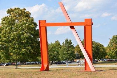 New Windsor, New York 'taki Storm King Sanat Merkezi' nde 22 Eylül 2019 'da Mark di Suvero' dan Nerudas Gate. Bu belki de ABD 'deki en büyük modern açık hava heykel koleksiyonu..