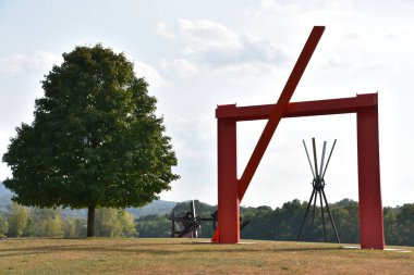 New Windsor, New York 'taki Storm King Sanat Merkezi' nde 22 Eylül 2019 'da Mark di Suvero' nun heykelleri. Bu belki de ABD 'deki en büyük modern açık hava heykel koleksiyonu..