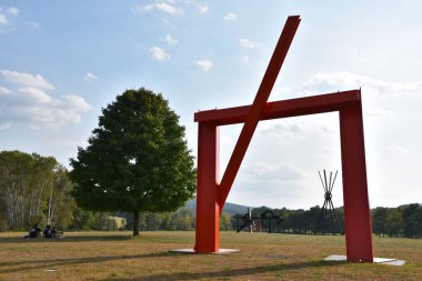 New Windsor, New York 'taki Storm King Sanat Merkezi' nde 22 Eylül 2019 'da Mark di Suvero' nun heykelleri. Bu belki de ABD 'deki en büyük modern açık hava heykel koleksiyonu..