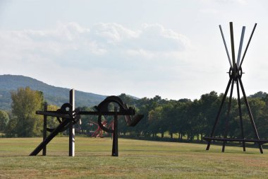New Windsor, New York 'taki Storm King Sanat Merkezi' nde 22 Eylül 2019 'da Mark di Suvero' nun heykelleri. Bu belki de ABD 'deki en büyük modern açık hava heykel koleksiyonu..