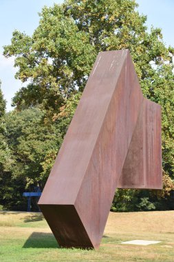 New Windsor, New York 'taki Storm King Sanat Merkezi' nde 22 Eylül 2019 'da Menashe Kadishman tarafından askıya alındı. Bu belki de ABD 'deki en büyük modern açık hava heykel koleksiyonu..