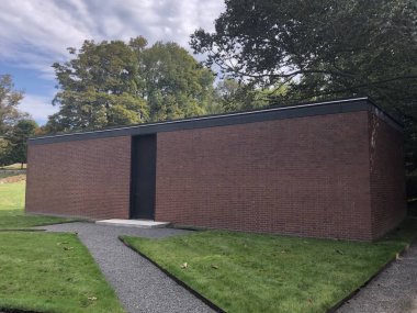 New Canaan, CT - 2 Ekim 2019 'da New Canaan, Connecticut' ta Philip Johnson tarafından The Glass House 'da görülen Brick House.