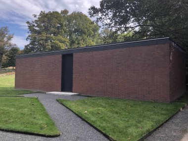 New Canaan, CT - 2 Ekim 2019 'da New Canaan, Connecticut' ta Philip Johnson tarafından The Glass House 'da görülen Brick House.