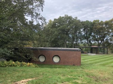 New Canaan, CT - 2 Ekim 2019 'da New Canaan, Connecticut' ta Philip Johnson tarafından The Glass House 'da görülen Brick House.