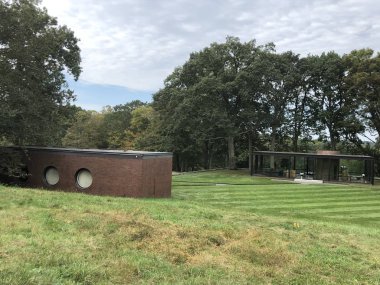 New Canaan, CT - 2 Ekim 2019 'da New Canaan, Connecticut' ta Philip Johnson tarafından The Glass House 'da görülen Brick House.