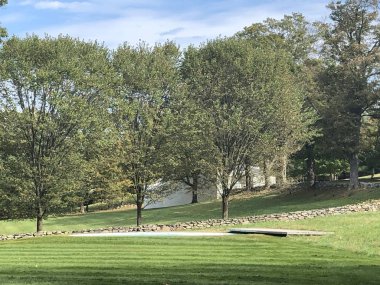 NEW CANAAN, CT - 2 Ekim 2019 'da New Canaan, Connecticut' ta Philip Johnson tarafından The Glass House 'un temelleri.