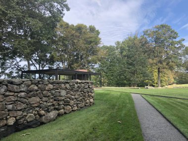 NEW CANAAN, CT - 2 Ekim 2019 'da New Canaan, Connecticut' ta Philip Johnson tarafından The Glass House 'un temelleri.