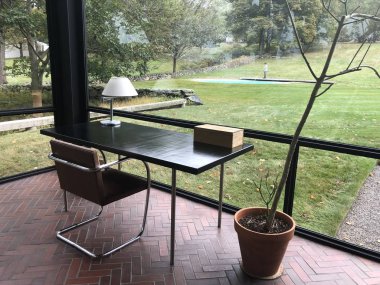 New Canaan, CT - 2 Ekim 2019 'da New Canaan, Connecticut' ta Philip Johnson tarafından The Glass House 'da görüldüğü gibi.