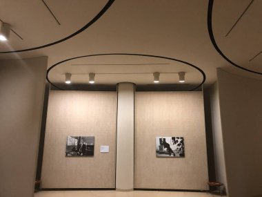 NEW CANAAN, CT - 2 Ekim 2019 'da New Canaan, Connecticut' ta Philip Johnson tarafından The Glass House 'daki Boyama Galerisinin içi.