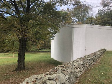 New Canaan, CT - 2 Ekim 2019 'da New Canaan, Connecticut' ta Philip Johnson tarafından The Glass House 'da görülen heykel galerisi.