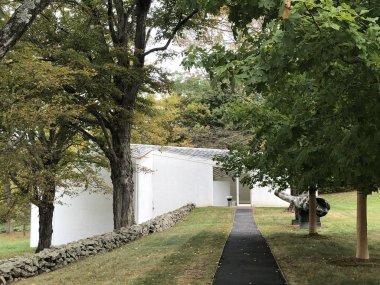 New Canaan, CT - 2 Ekim 2019 'da New Canaan, Connecticut' ta Philip Johnson tarafından The Glass House 'da görülen heykel galerisi.