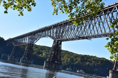 Hudson nehri üzerindeki yürüyüş yolu, Poughkeepsie Demiryolu Köprüsü olarak da bilinir, New York, Poughkeepsie 'de.