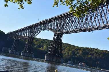 Hudson nehri üzerindeki yürüyüş yolu, Poughkeepsie Demiryolu Köprüsü olarak da bilinir, New York, Poughkeepsie 'de.