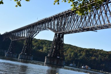 Hudson nehri üzerindeki yürüyüş yolu, Poughkeepsie Demiryolu Köprüsü olarak da bilinir, New York, Poughkeepsie 'de.