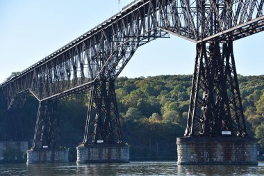 Hudson nehri üzerindeki yürüyüş yolu, Poughkeepsie Demiryolu Köprüsü olarak da bilinir, New York, Poughkeepsie 'de.